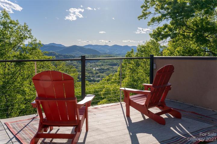 The early morning and late sunset views from the top level deck are incredible.  This flex space would make an amazing meditation/yoga space...