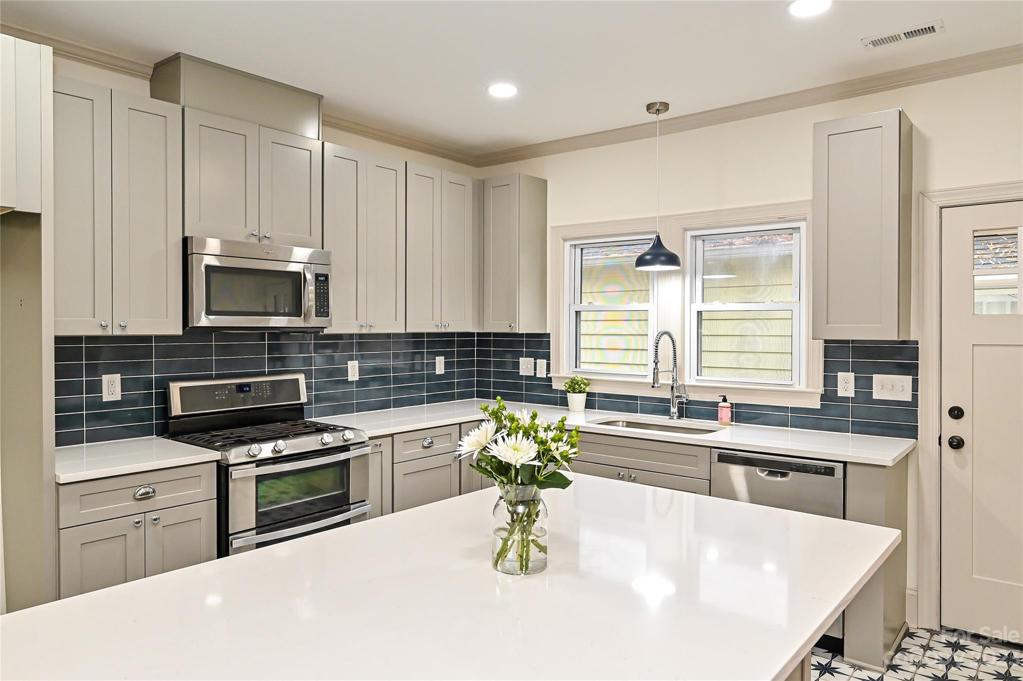 Large kitchen island, all quartz countertops