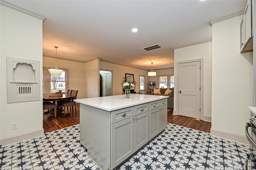 The ceramic floor tile and phone nische give major vintage vibes