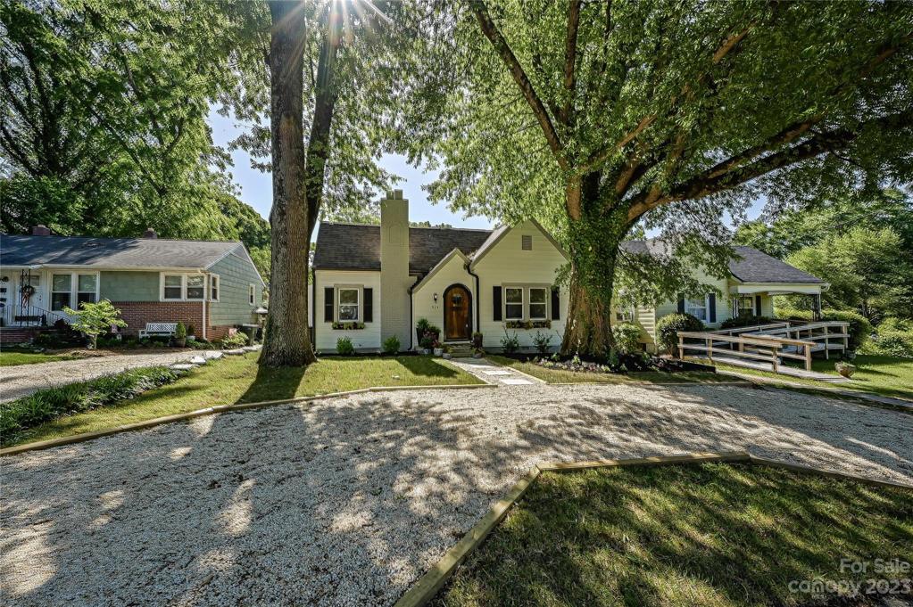 Charming cottage with white pea gravel horsehoe drive