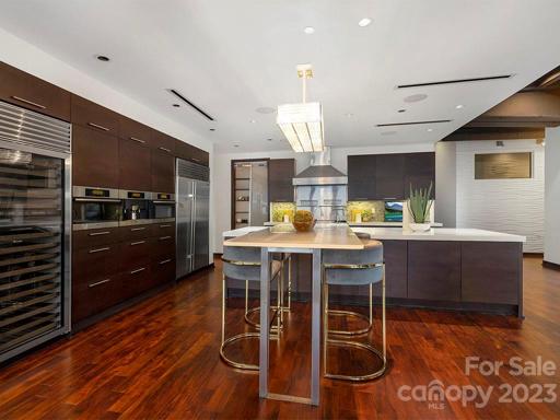 Kitchen seating area