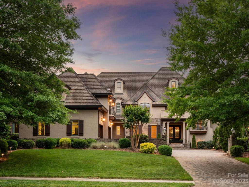 Located in the estate section of Longview!