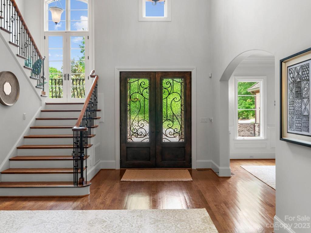 Having a lot of windows makes a huge difference!  Look at this natural light!