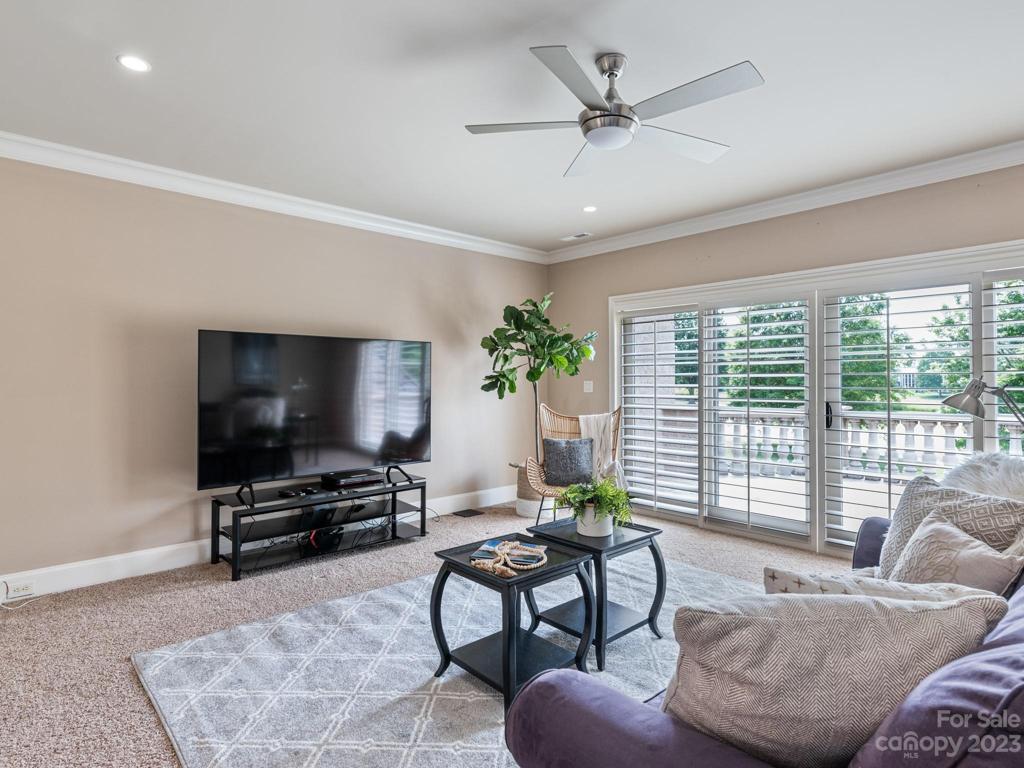 2nd floor bonus w/balcony and 2 closets.