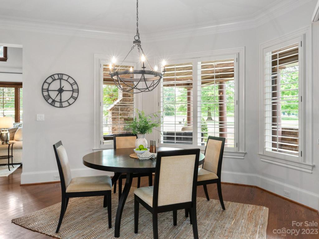 Great breakfast area filled with natural light....you can easily fit a large group here.