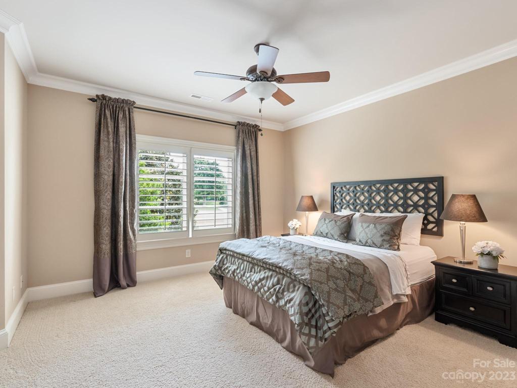 2nd Floor bedroom w/ private bath and walk-in closet w/golf course views!