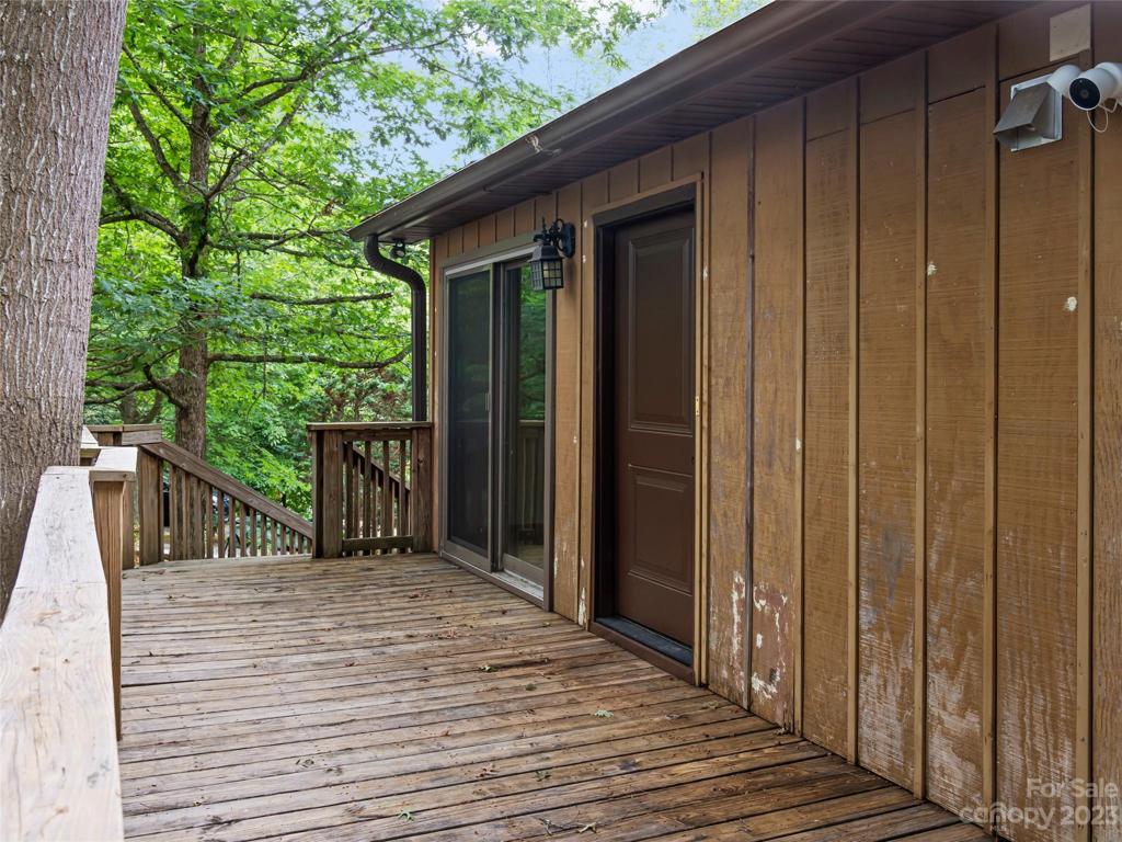 Side deck off Breakfast Room