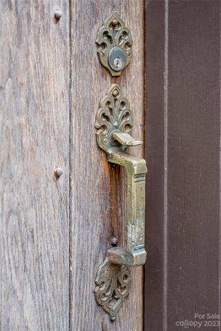 Feel in your hands the timeless charm and the robust strength of the refurbished hardware & locks throughout the home