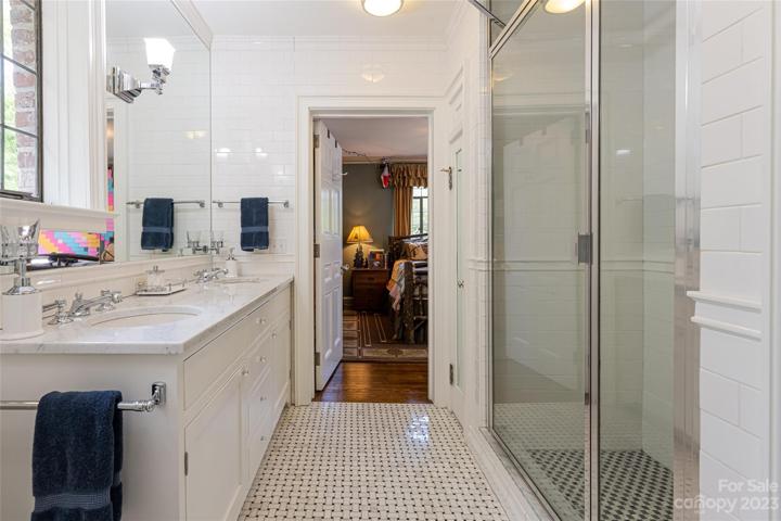 Delightfully light and bright Jack-and-Jill bath