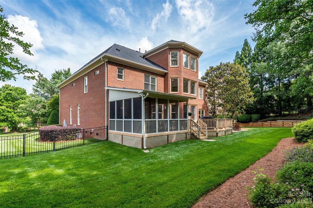 Fenced rear yard