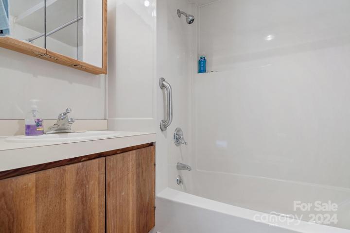 Full bath  with tub/shower combo on upper/main level