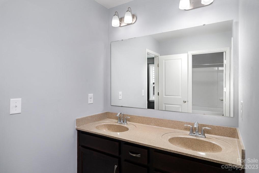 Bathroom #3 ("jack& Jill"), Second level