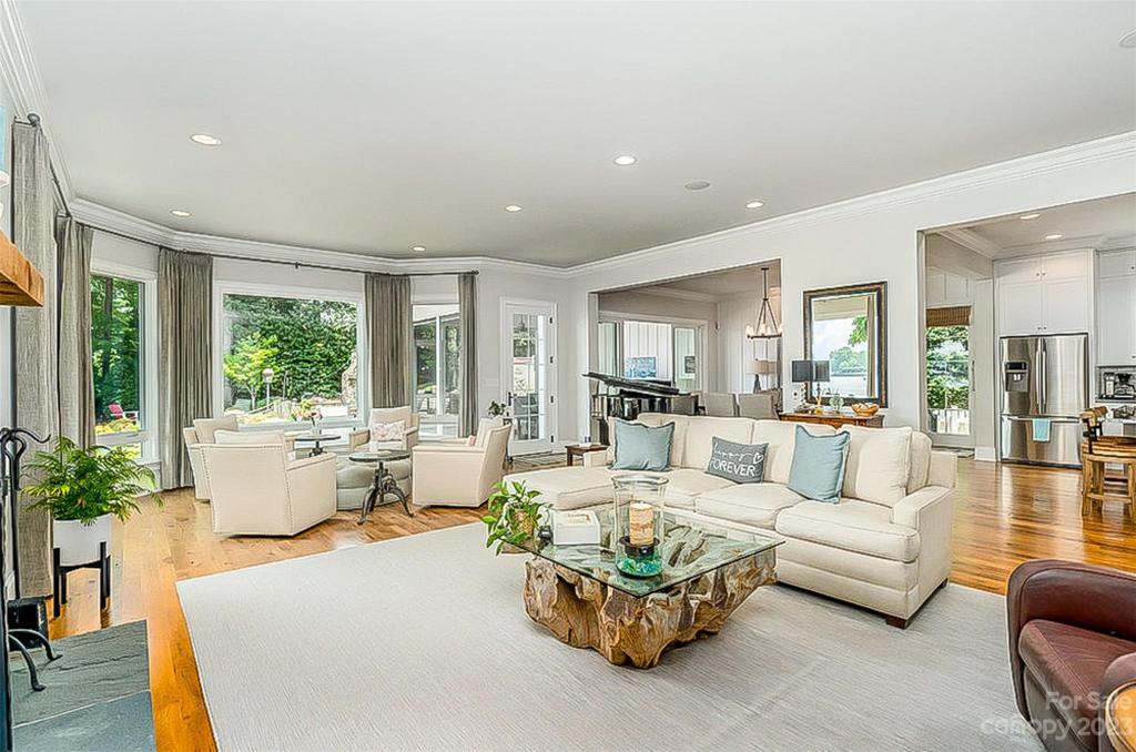 Open Floor Plan Great Room!