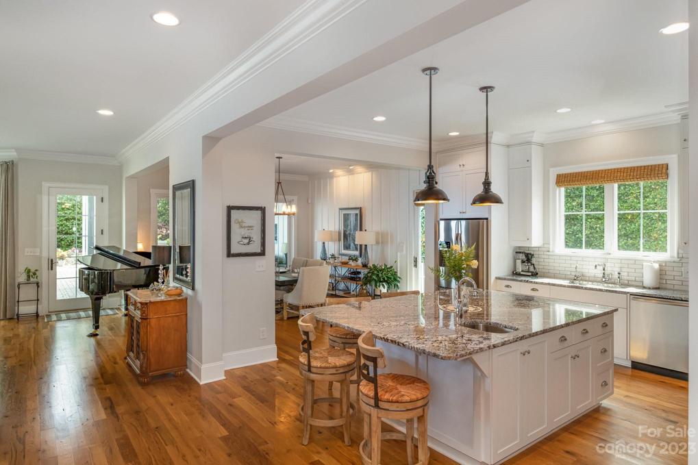 Spacious Island with plenty of seating