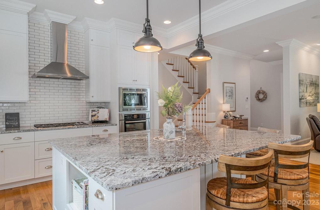 Large Island for entertaining!