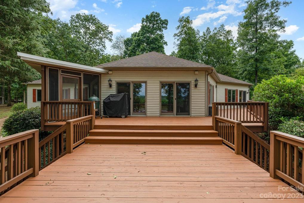 Expansive deck with beautiful scenery