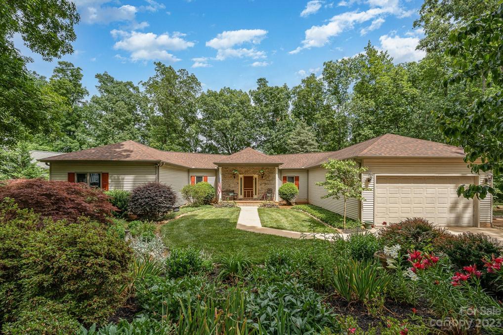 Mature landscaping, 2 car garage and quiet!