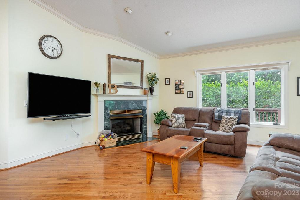 Gas fireplace + vaulted ceilings