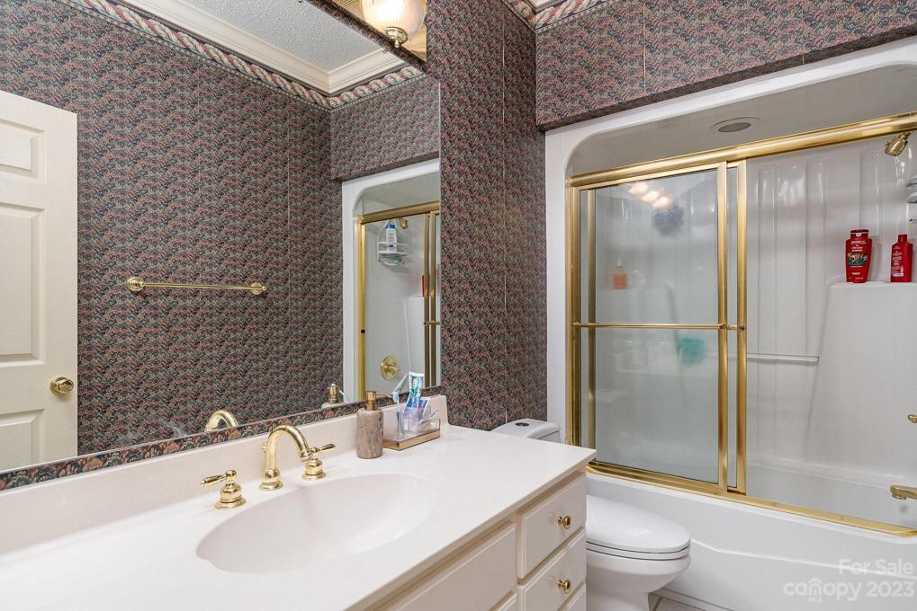 Full hall bathroom