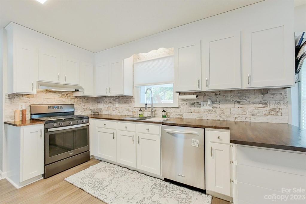 Kitchen (Main Floor)