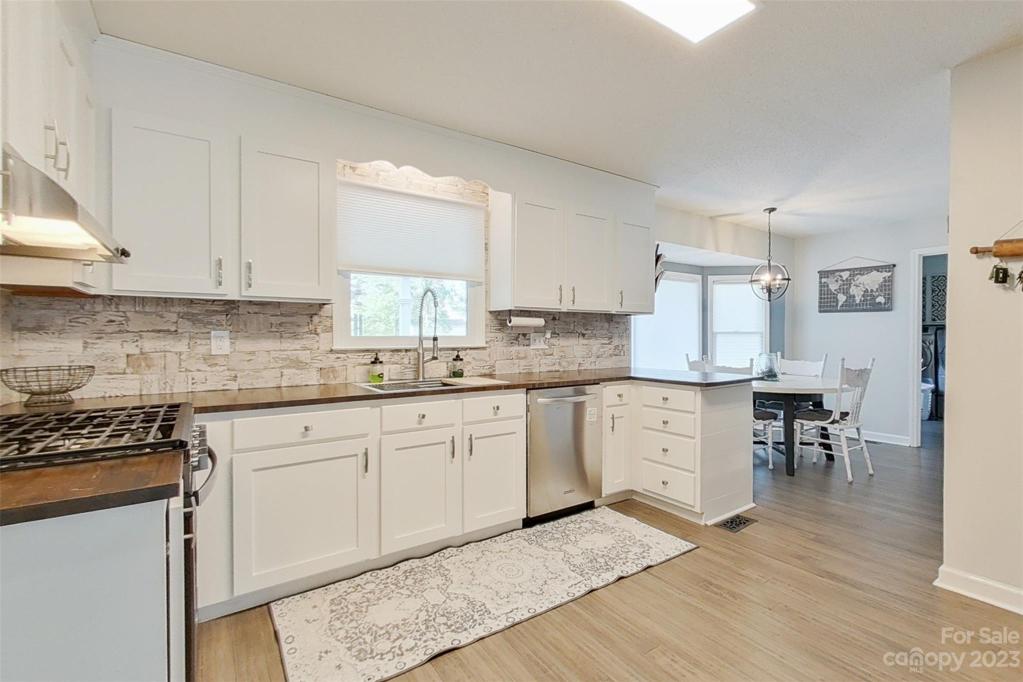 Kitchen (Main Floor)