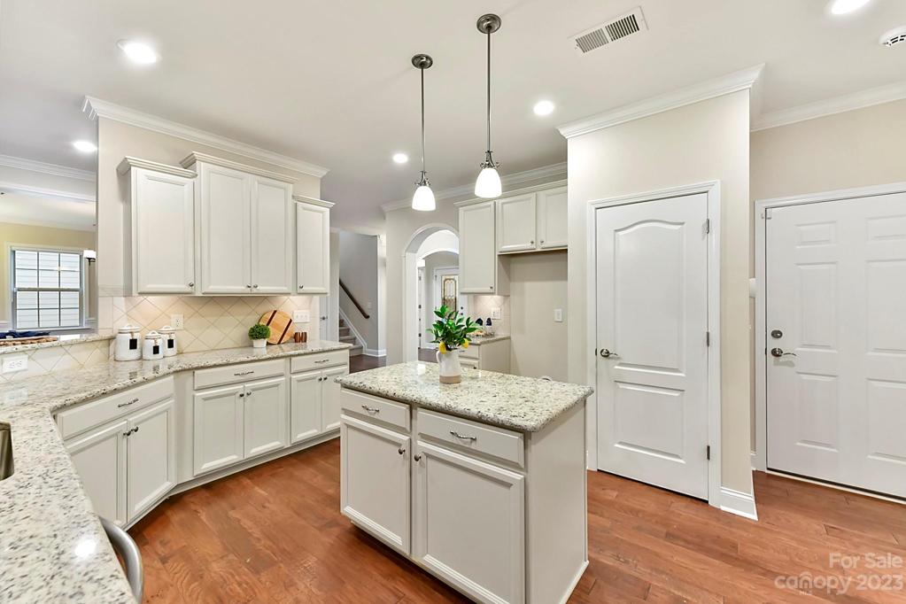 Gourmet Kitchen w/Hardwood Floors, Moldings