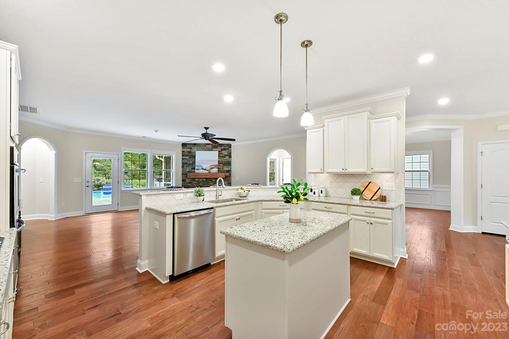 Open Concept! Roll out Cabinet Drawers for extra Storage