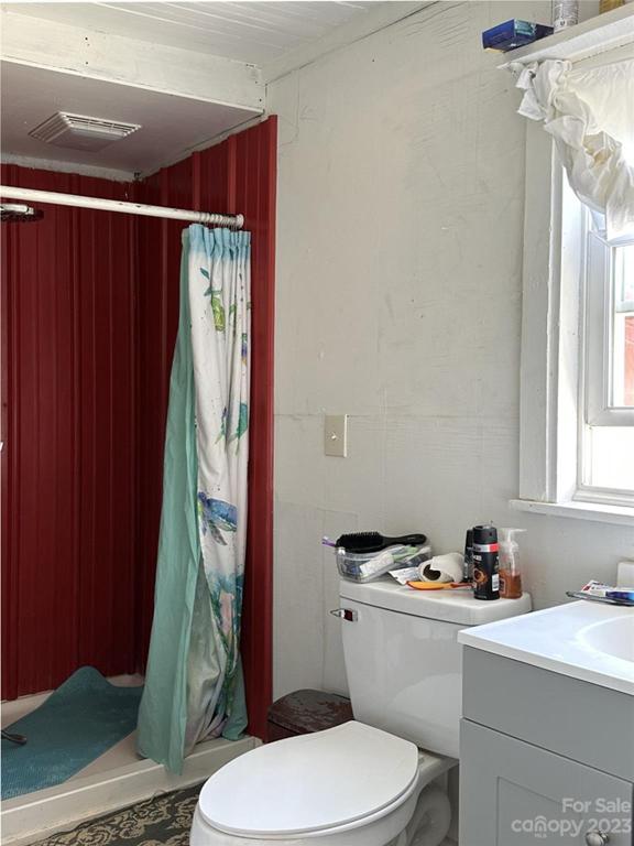 Main level apt. bath