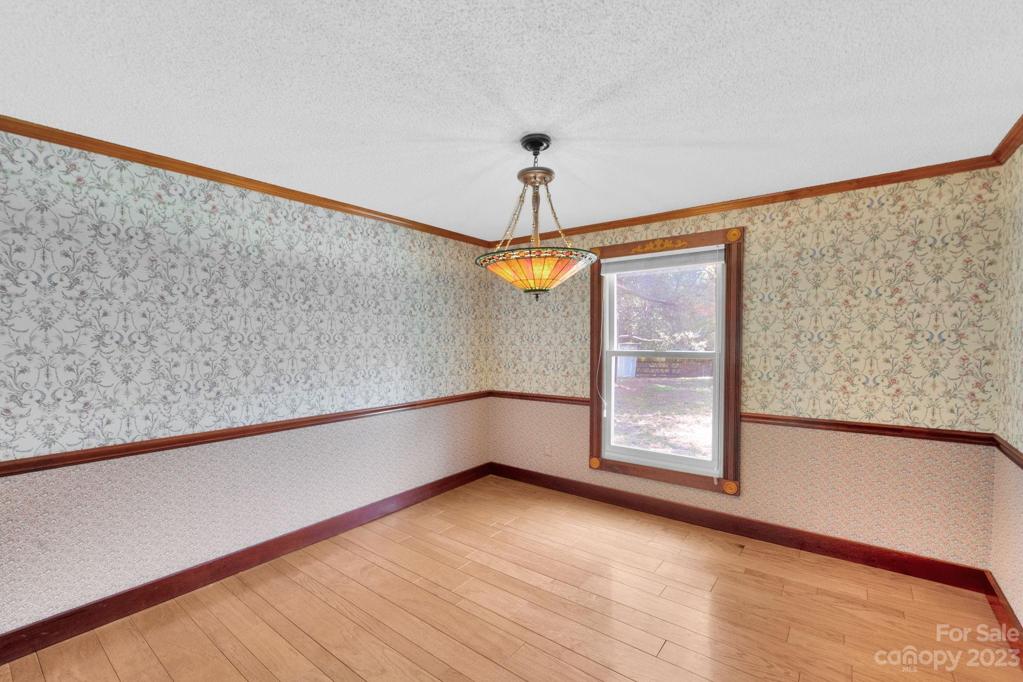 Dining room chair railing 10'11"x12'8"