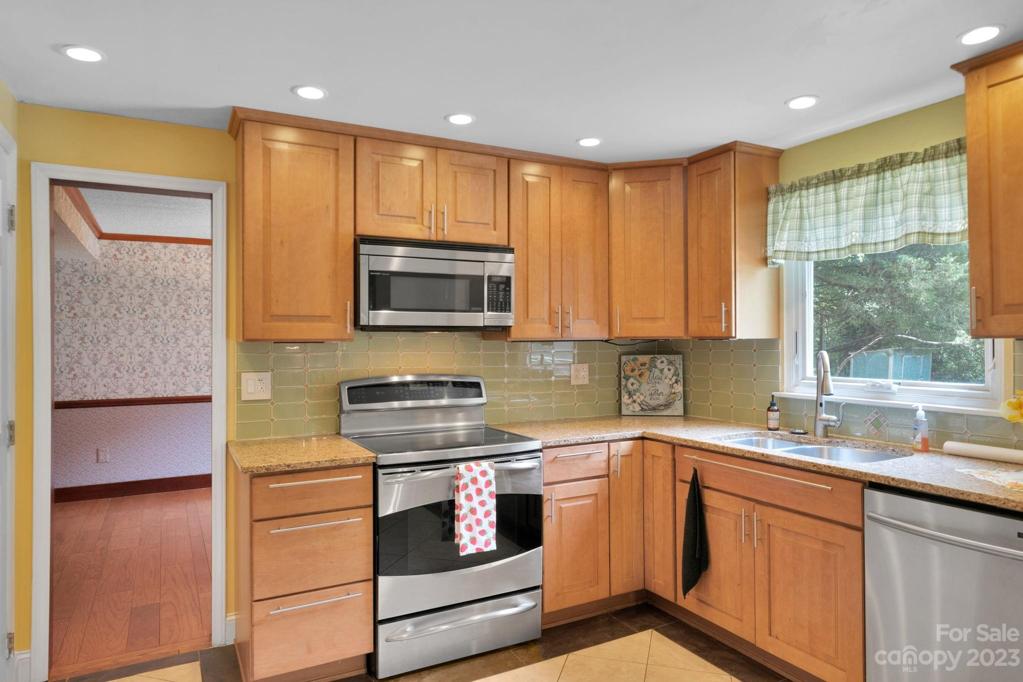 Ugraded kitchen with quartz counter top 9'8"x12'8"