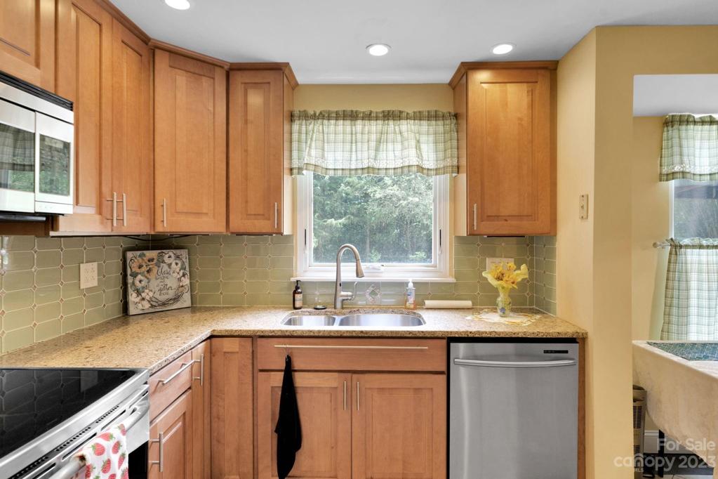 Kitchen sink has hands free faucet