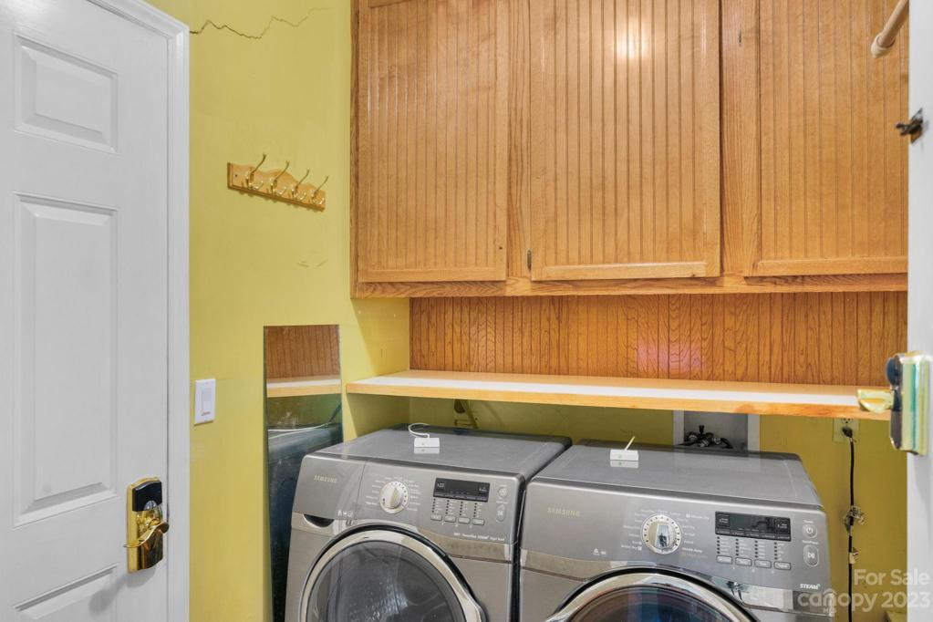 Laundry has Samsung washer & dryer included