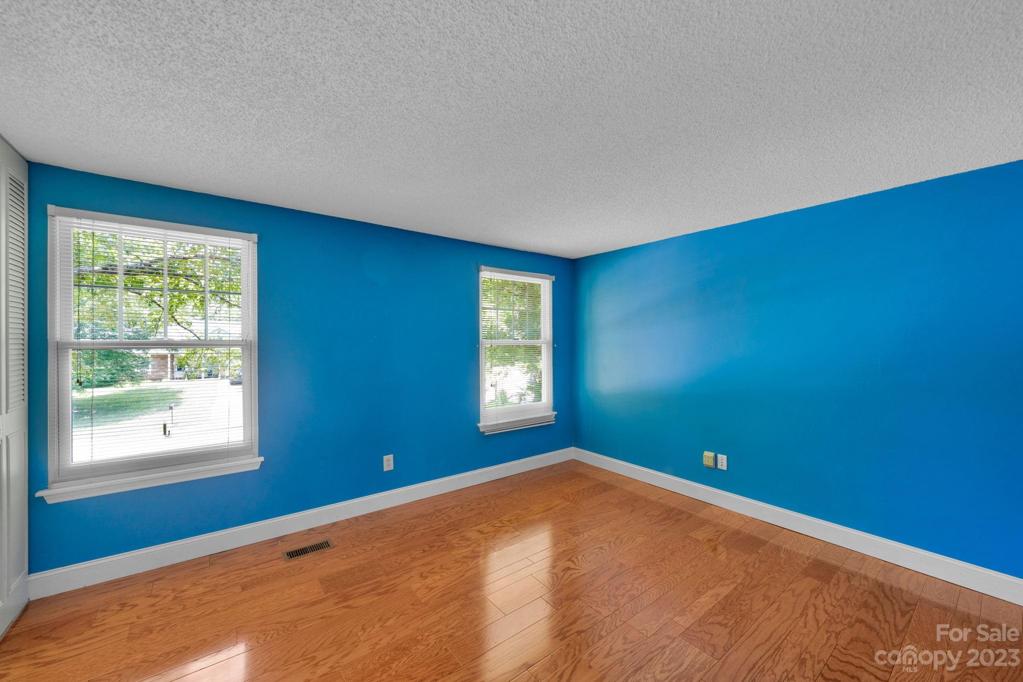 Bedroom 12'10"x10'10"