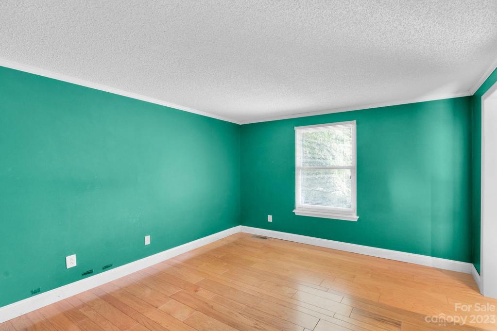 Primary bedroom 11'0"x13"0"