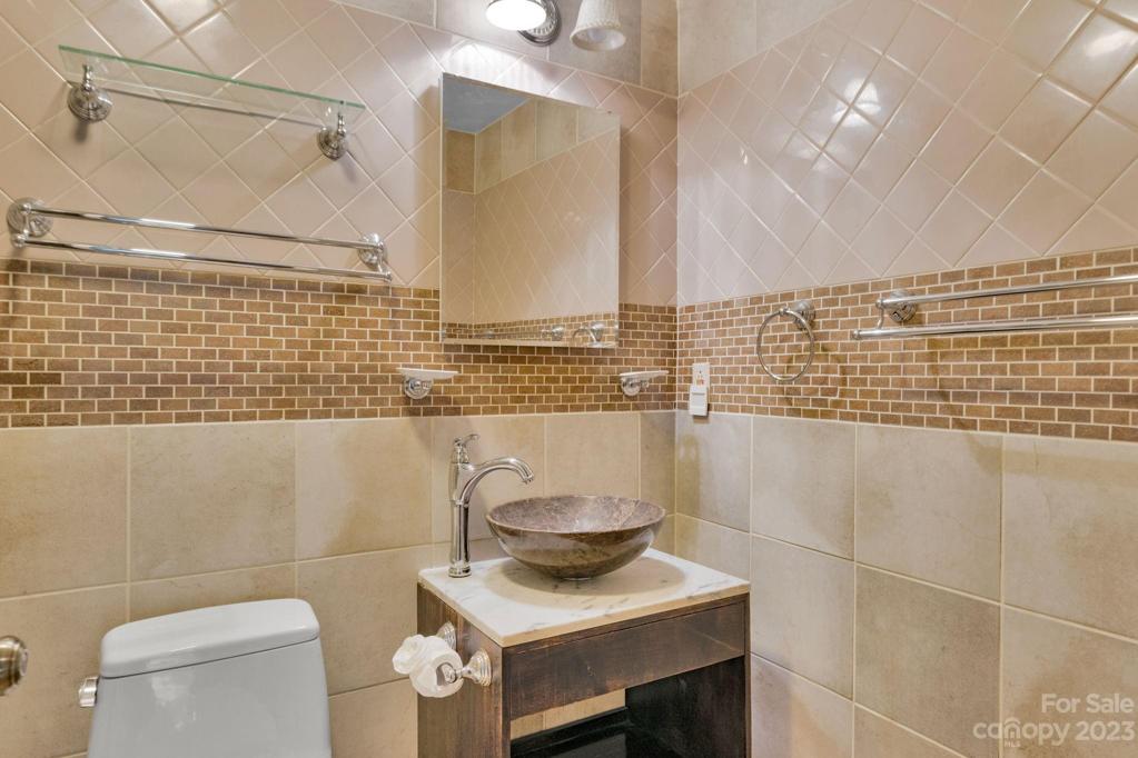 Second upgraded full bathroom on second floor