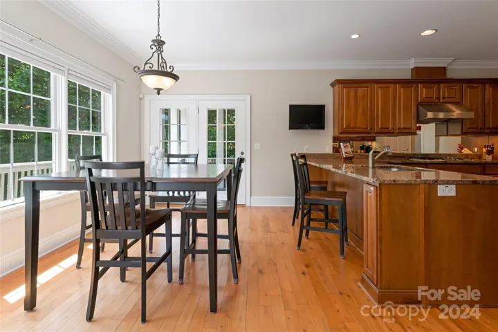 Eat-in kitchen and breakfast bar that can accommodate a large gathering