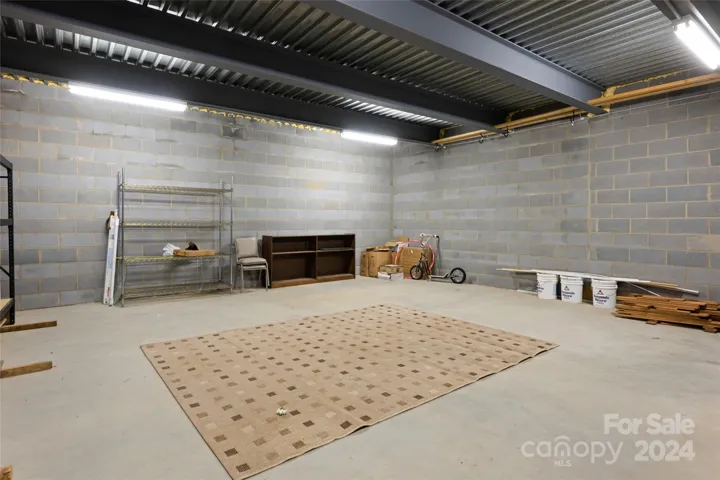 Huge storage room or space for a multitude of options; gym, office, indoor putting green?, studio--you name it!
