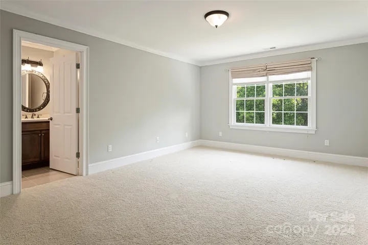 Large guest bedroom upstairs (could be a 2nd primary bedroom)