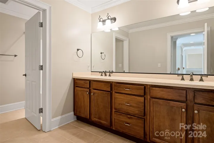 Shared bathroom for Bedroom #3 and #4