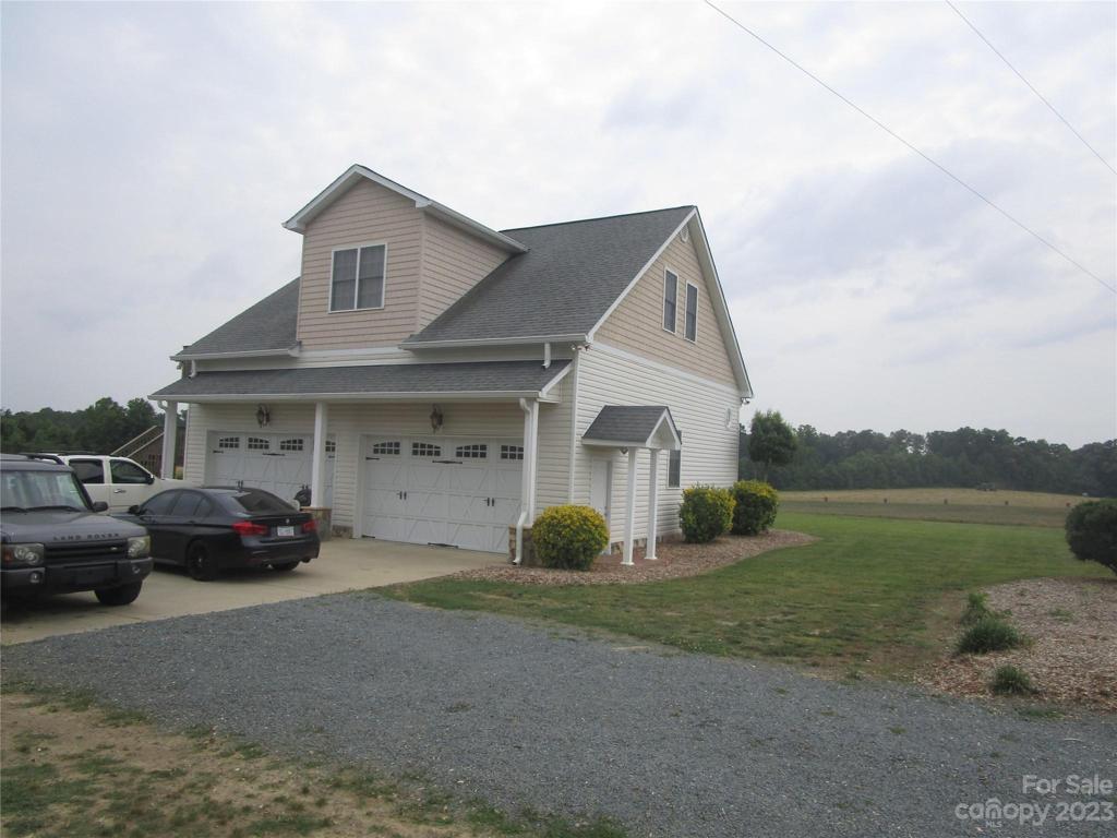 4-car garage w/apartment/living quarters