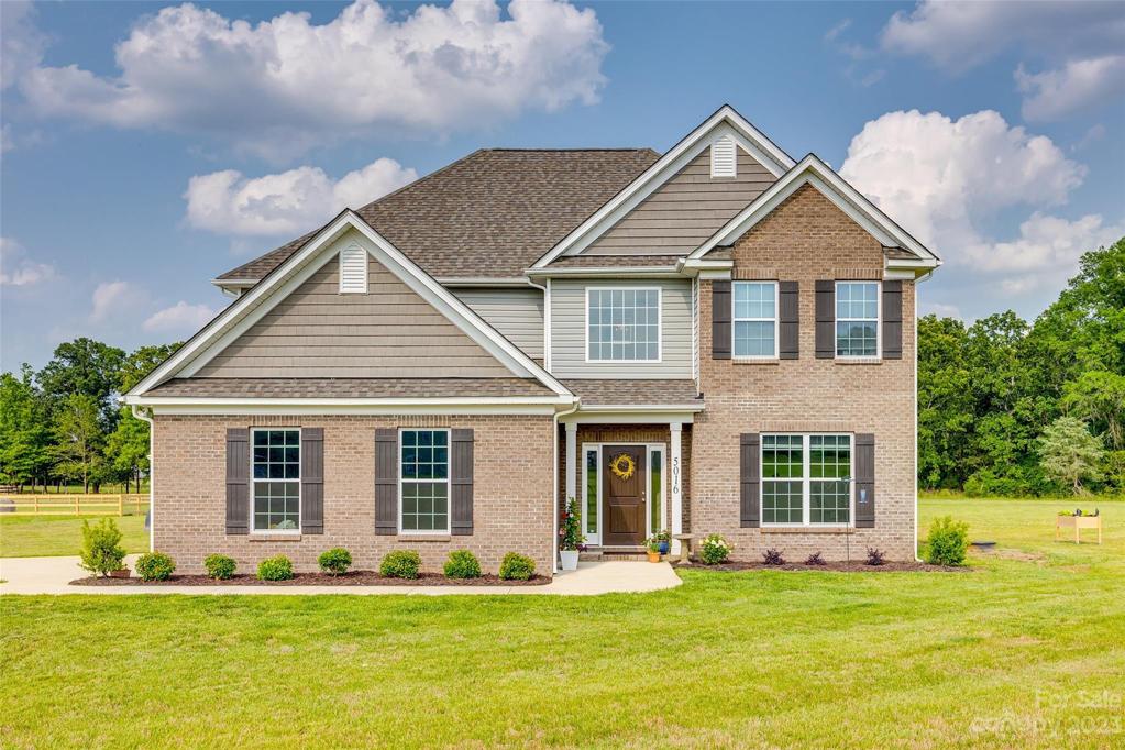 This 2022 home looks/feels NEW!