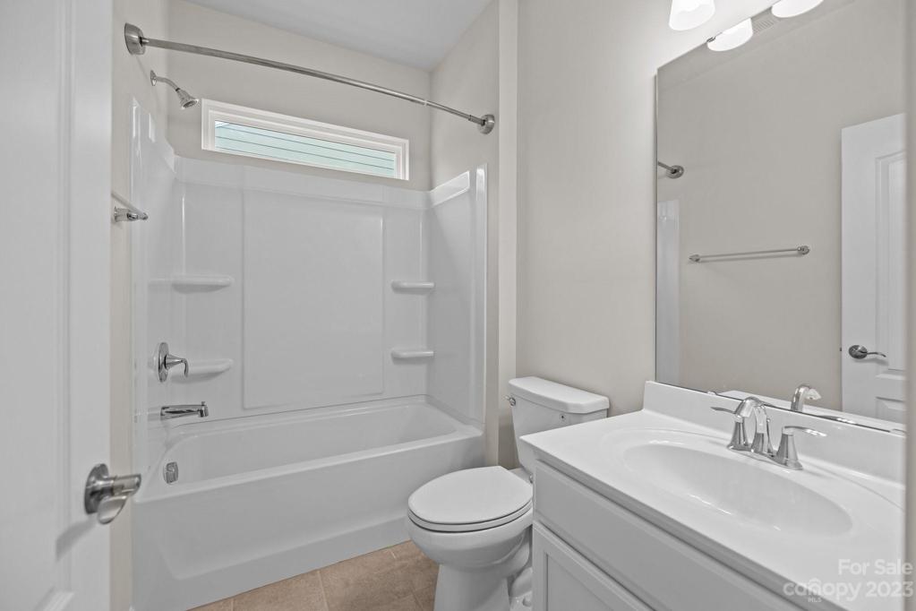 Full hall bath with transom window