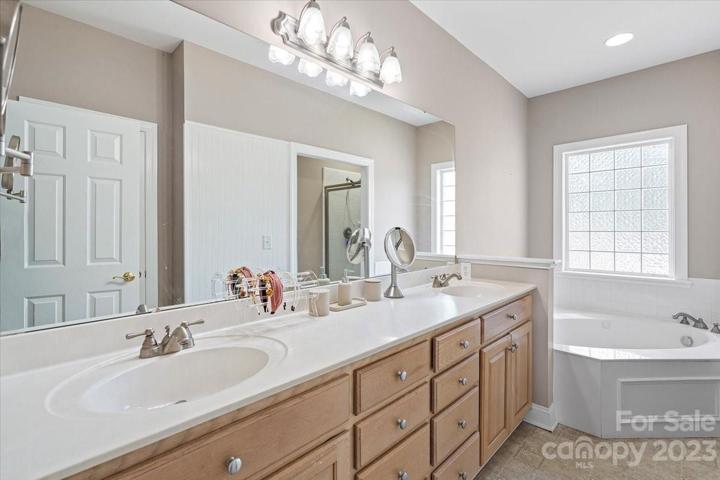 main bedroom bathroom