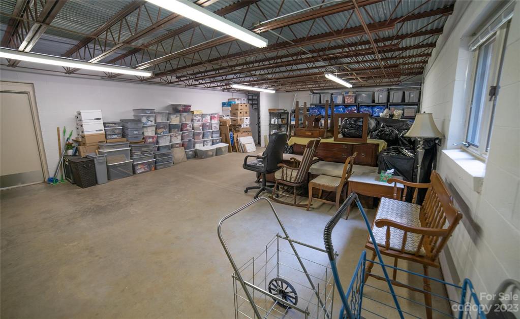Basement - 864 sq ftsteel beams in ceiling