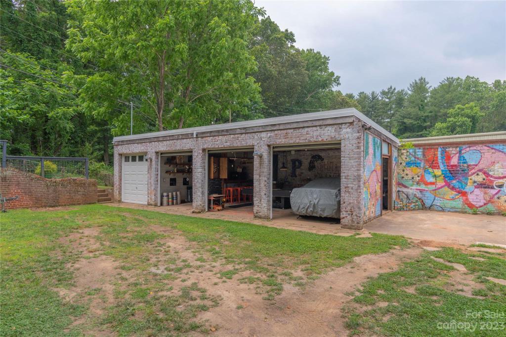 4 bay garage, entertainment area