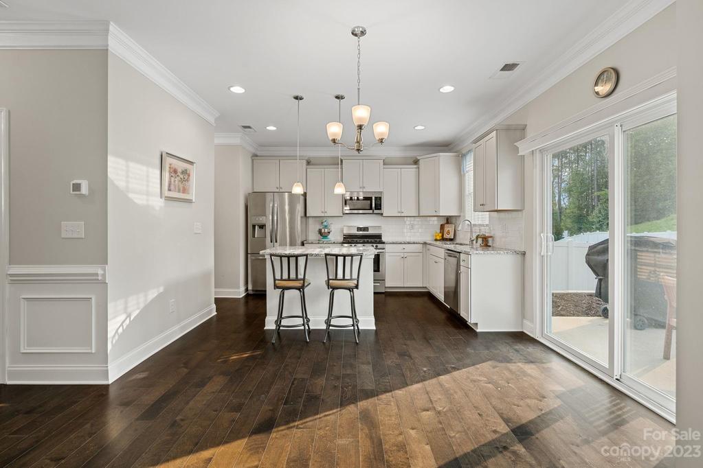 Shaker style cabinetry and granite counters make this the perfect kitchen for cooking and entertaining.