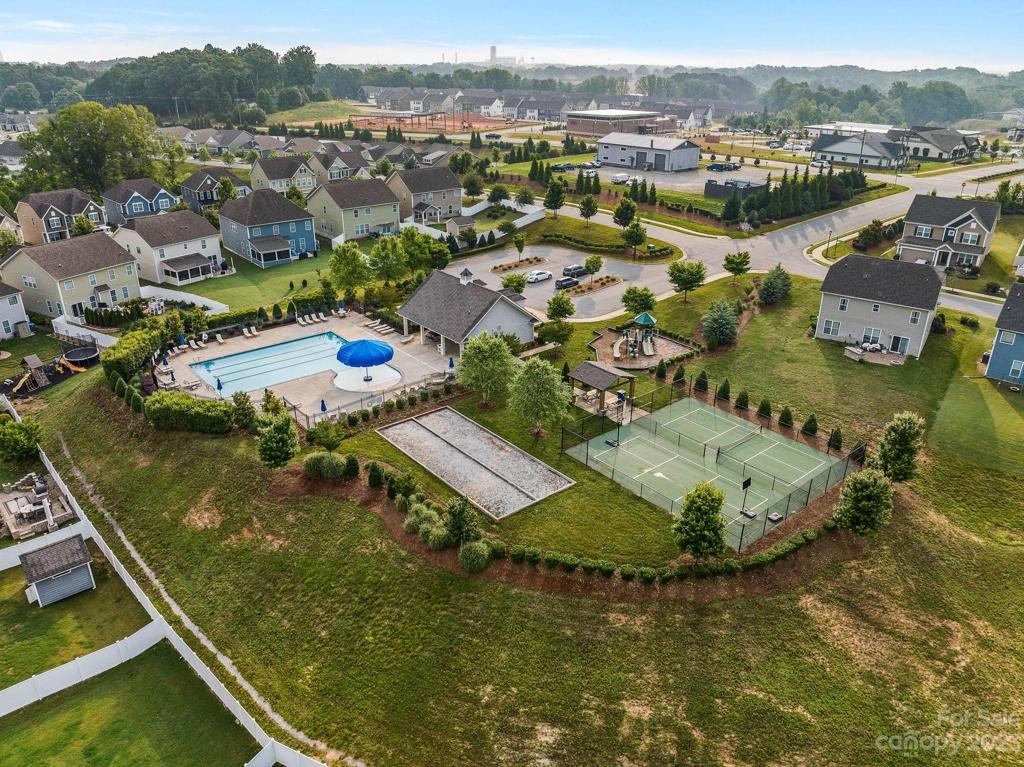 Walk to the neighborhood amenities!