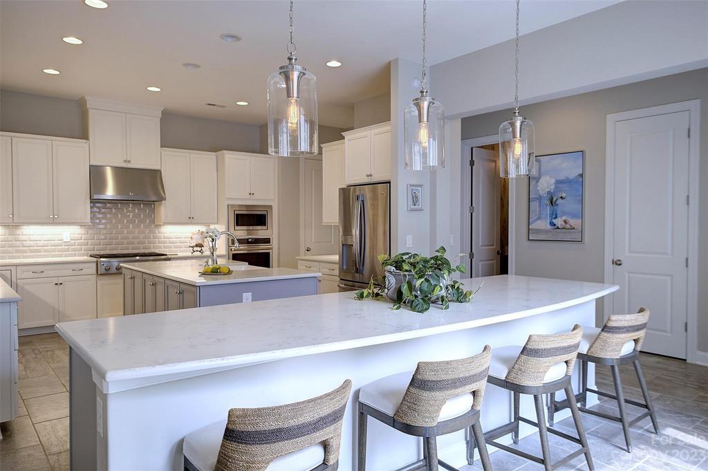 Kitchen Breakfast Bar and Island