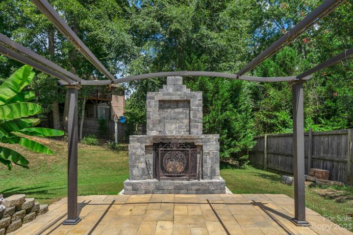 Outdoor Patio and fireplace