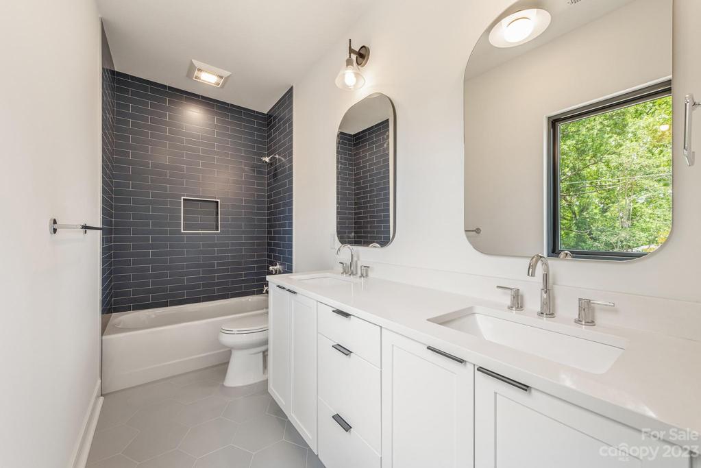 Upper hall full bath.